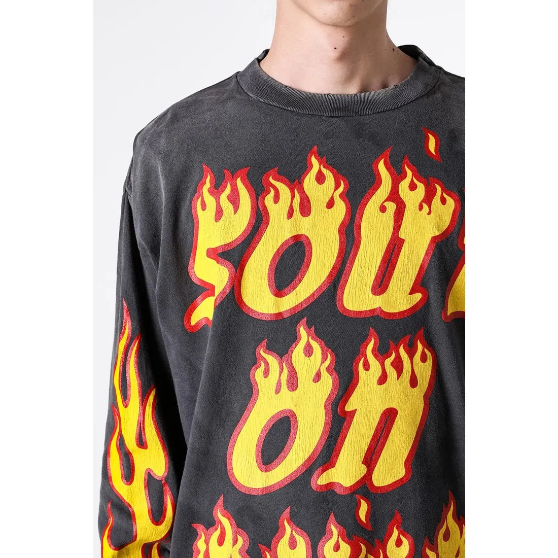 SAINT Mxxxxxx LS TEE/SOUL ON FIRE/BLK Soul flame/flame long sleeves, washed black S-XL, look for cylindrical fabrics with no side seams, don’t buy open ones anymore, boring Assute ready-made garments dyed, sprayed the whole thing with horse-hair spray, and then sprayed again to fade the color, the collar and cuffs are frayed, many places are torn, super large printing position, very difficult to print, complete accessories, with little angel anti-counterfeiting label